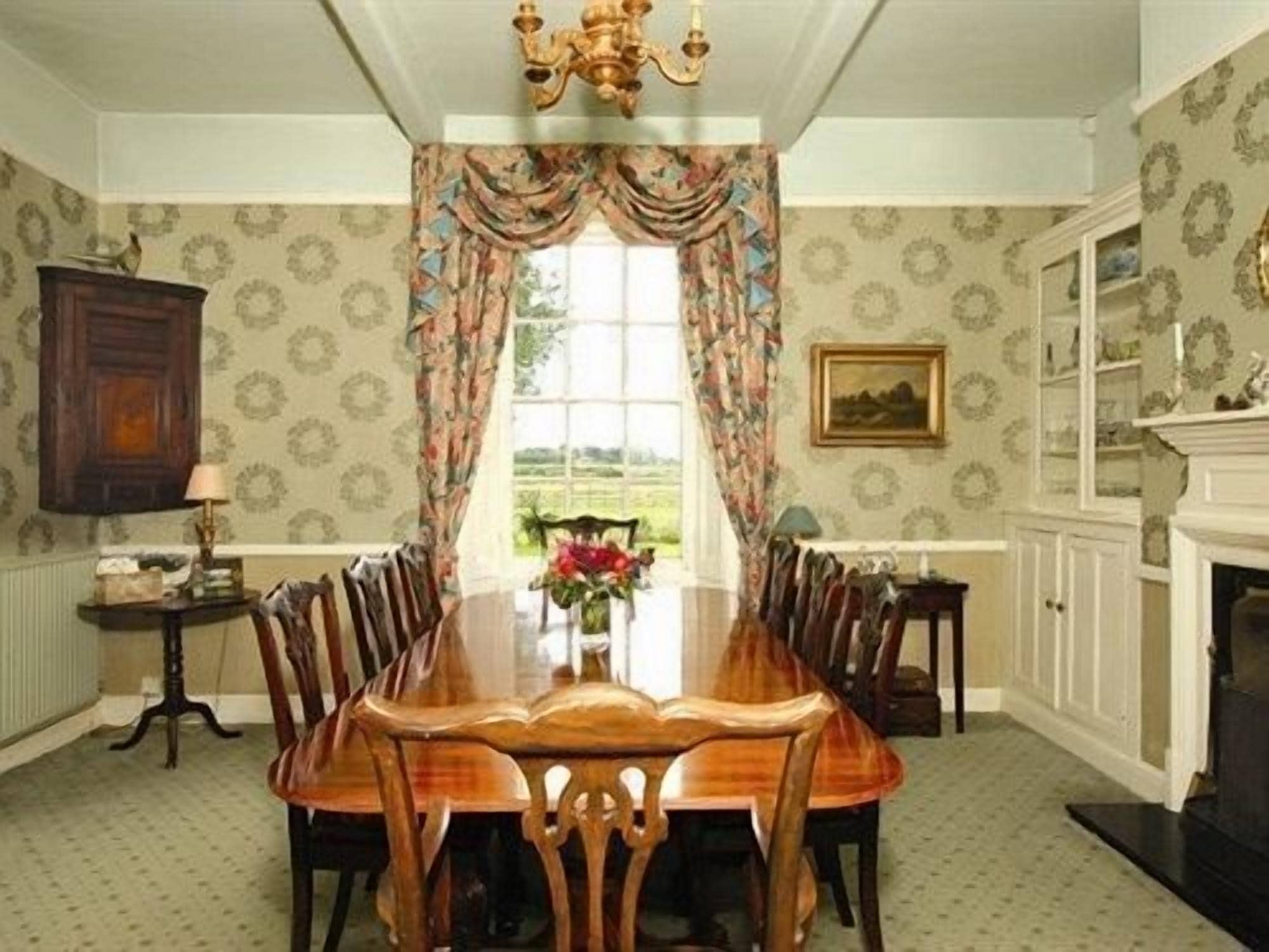 Free daily English breakfast 