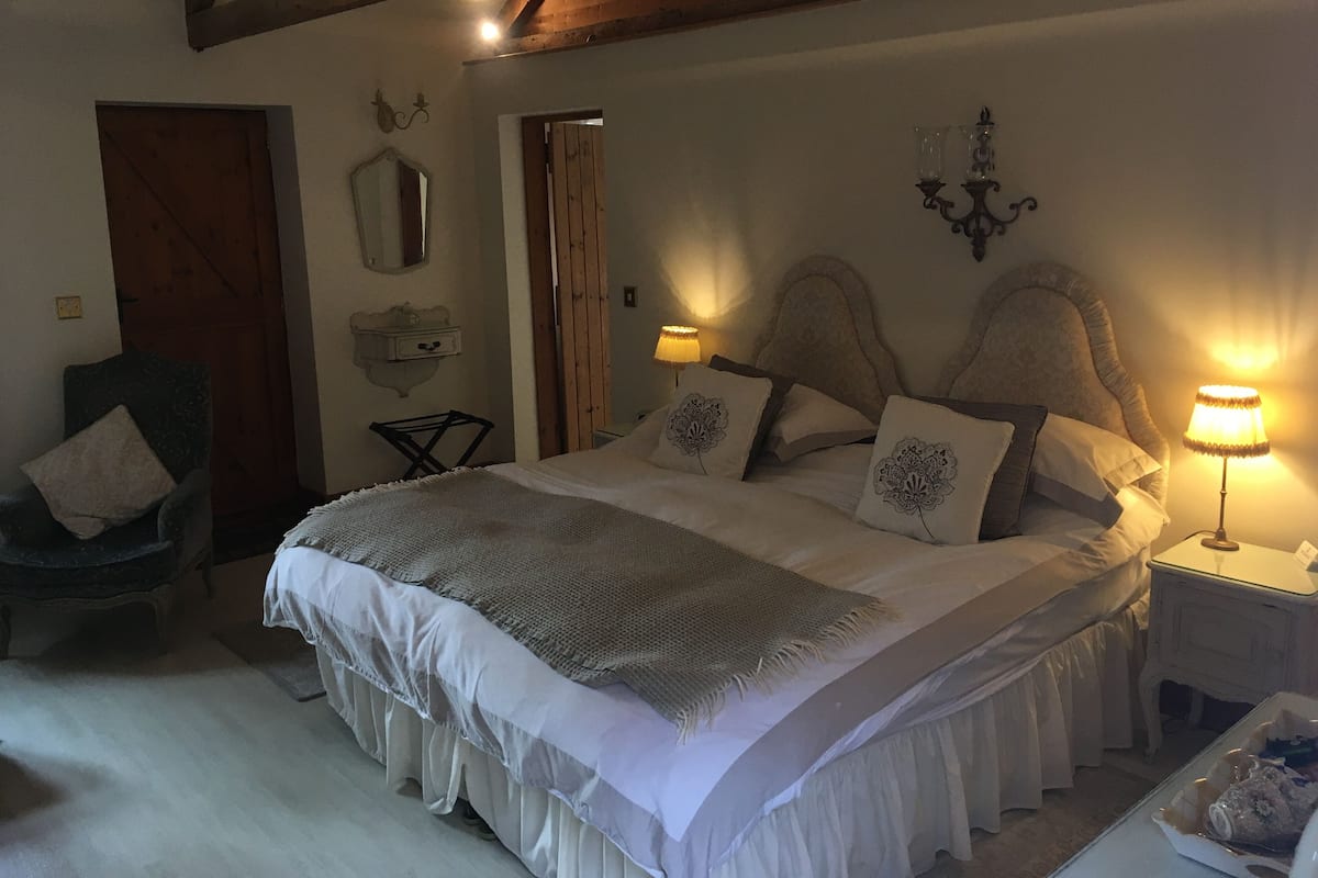 1 habitación, decoración personalizada, muebles diferentes y escritorio
