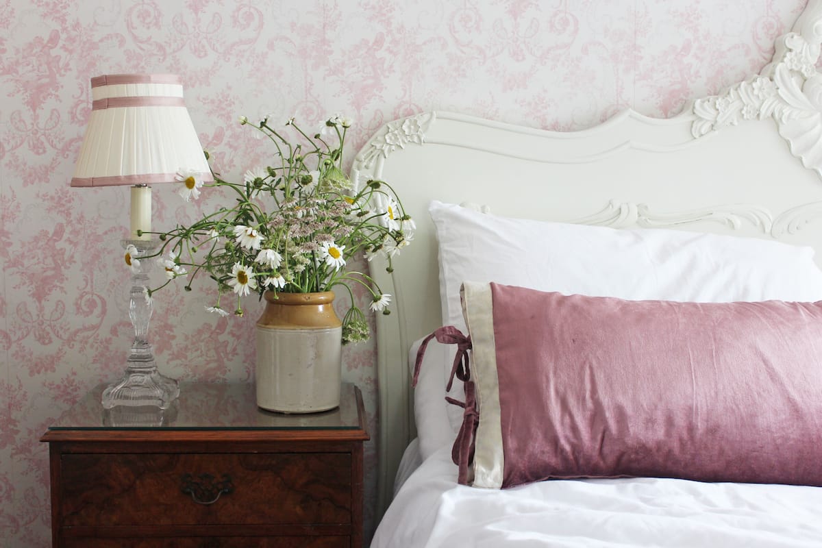 1 habitación, decoración personalizada, muebles diferentes y escritorio