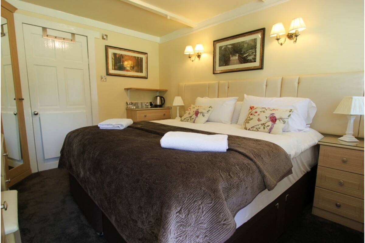 Chambre Double, salle de bains attenante