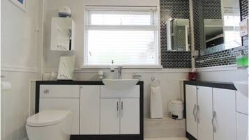 Family Room, Ensuite | Bathroom