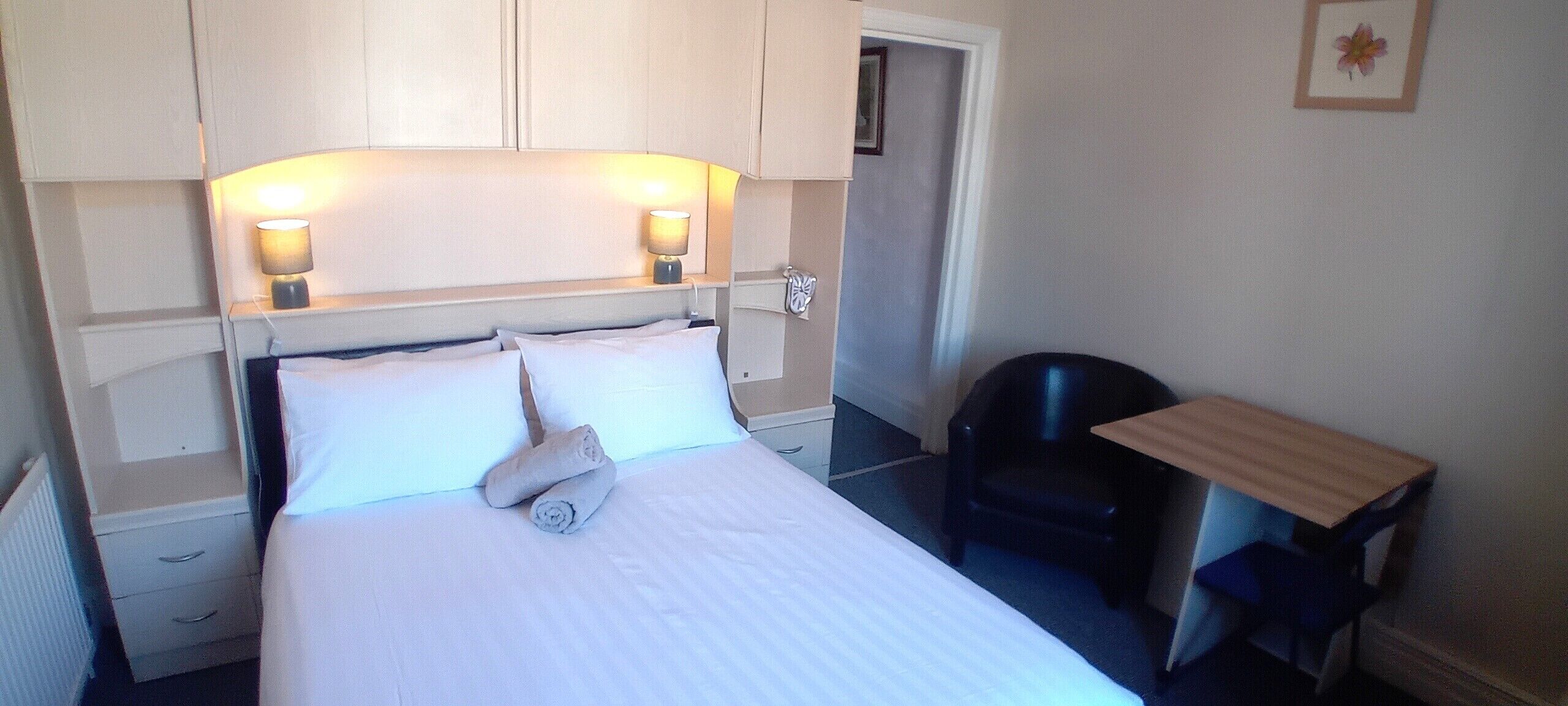 Sengetøy av topp kvalitet, safe på rommet og individuelt dekorert