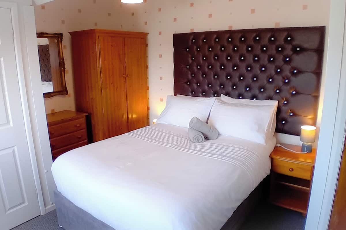 Premium bedding, in-room safe, individually decorated