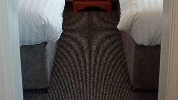 Ylelliset vuodevaatteet, tallelokero huoneessa