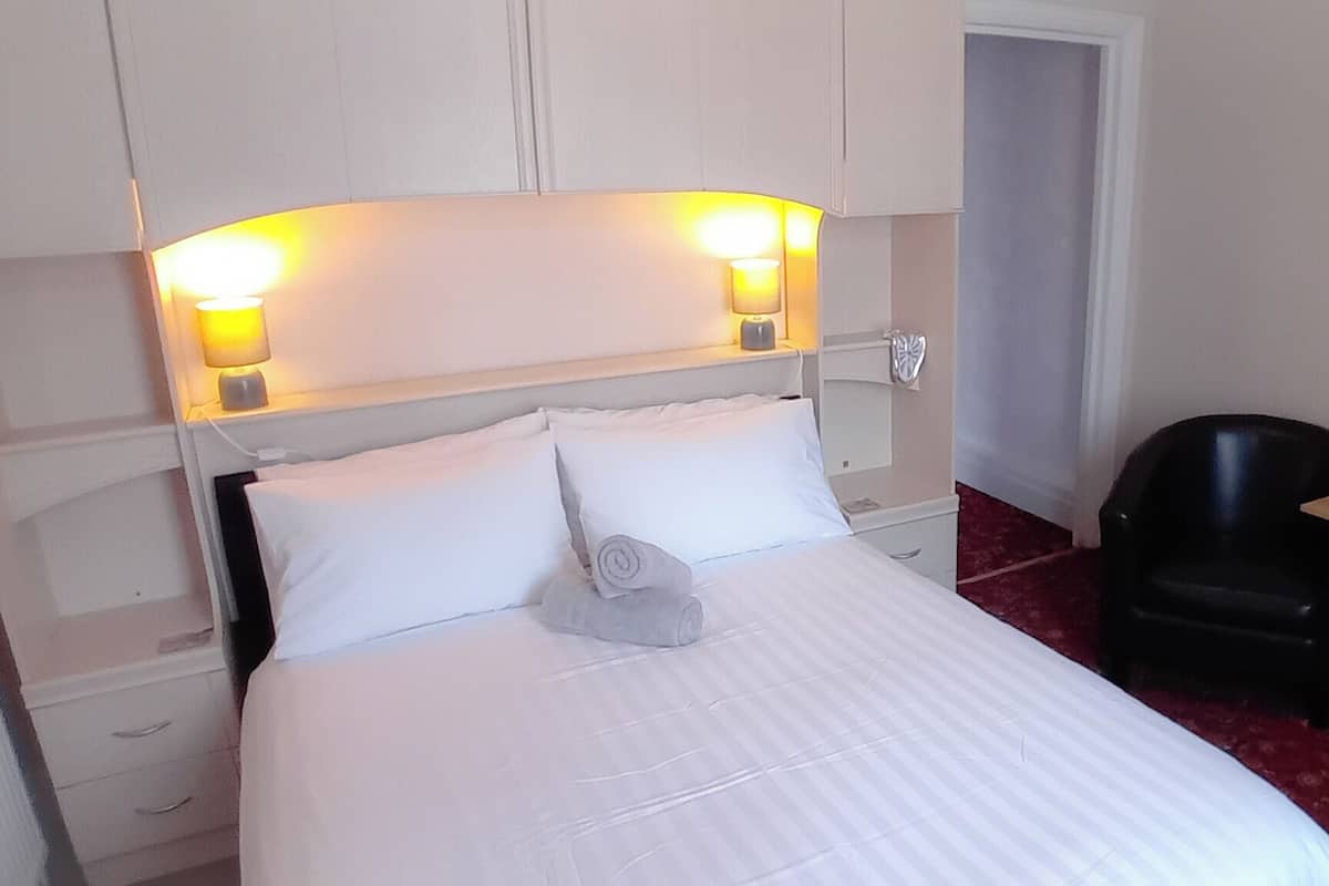 Premium bedding, in-room safe, individually decorated