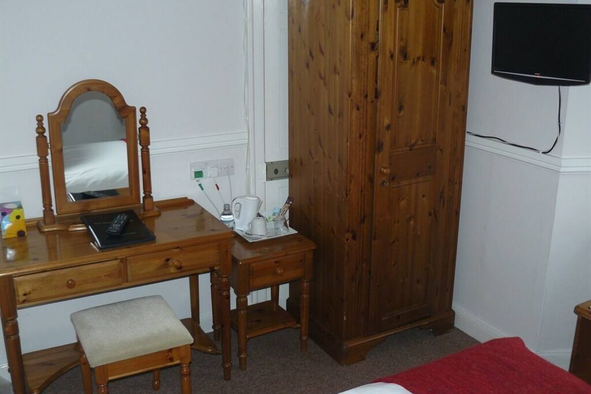 Chambre Simple, salle de bains privée (separate Bath and Toilet)