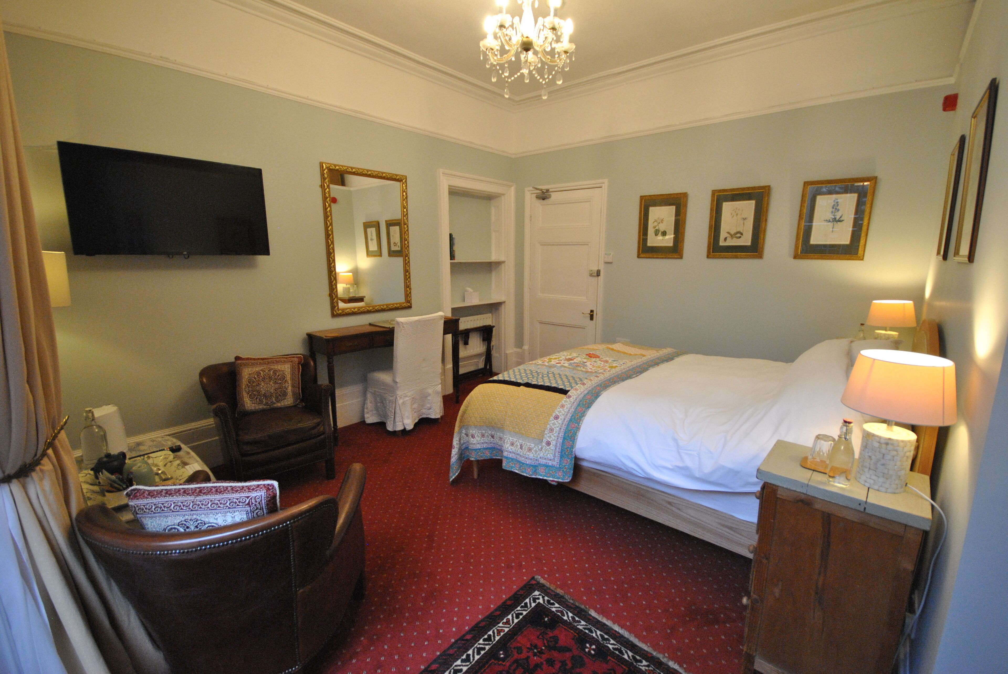 Victoria King Room | Hypo-allergenic bedding, individually decorated, individually furnished