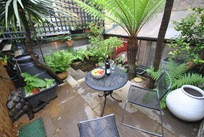 Chambre Double Tradition, 1 grand lit, salle de bains attenante, vue jardin