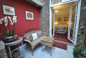 Tradisjonelt dobbeltrom, 1 queensize-seng, eget bad, hageutsikt | Oppholdsområde