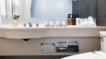 Combined shower/bathtub, free toiletries, hair dryer, slippers