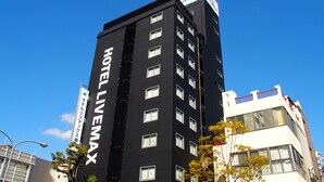A black building with the sign "HOTEL LIVEDMAX" on its facade. - HOTEL LiVEMAX Kobe (Kobe)