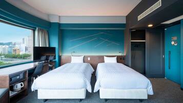 Habitación de hotel con dos camas, un escritorio, un televisor de pantalla plana, vistas a la ciudad y un diseño de pared moderno.