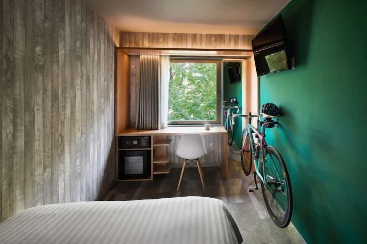1 bedroom, premium bedding, desk, iron/ironing board