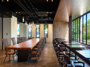 朝食、ランチに営業