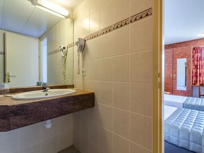 Articles de toilette gratuits, sĂšche-cheveux, serviettes fournies