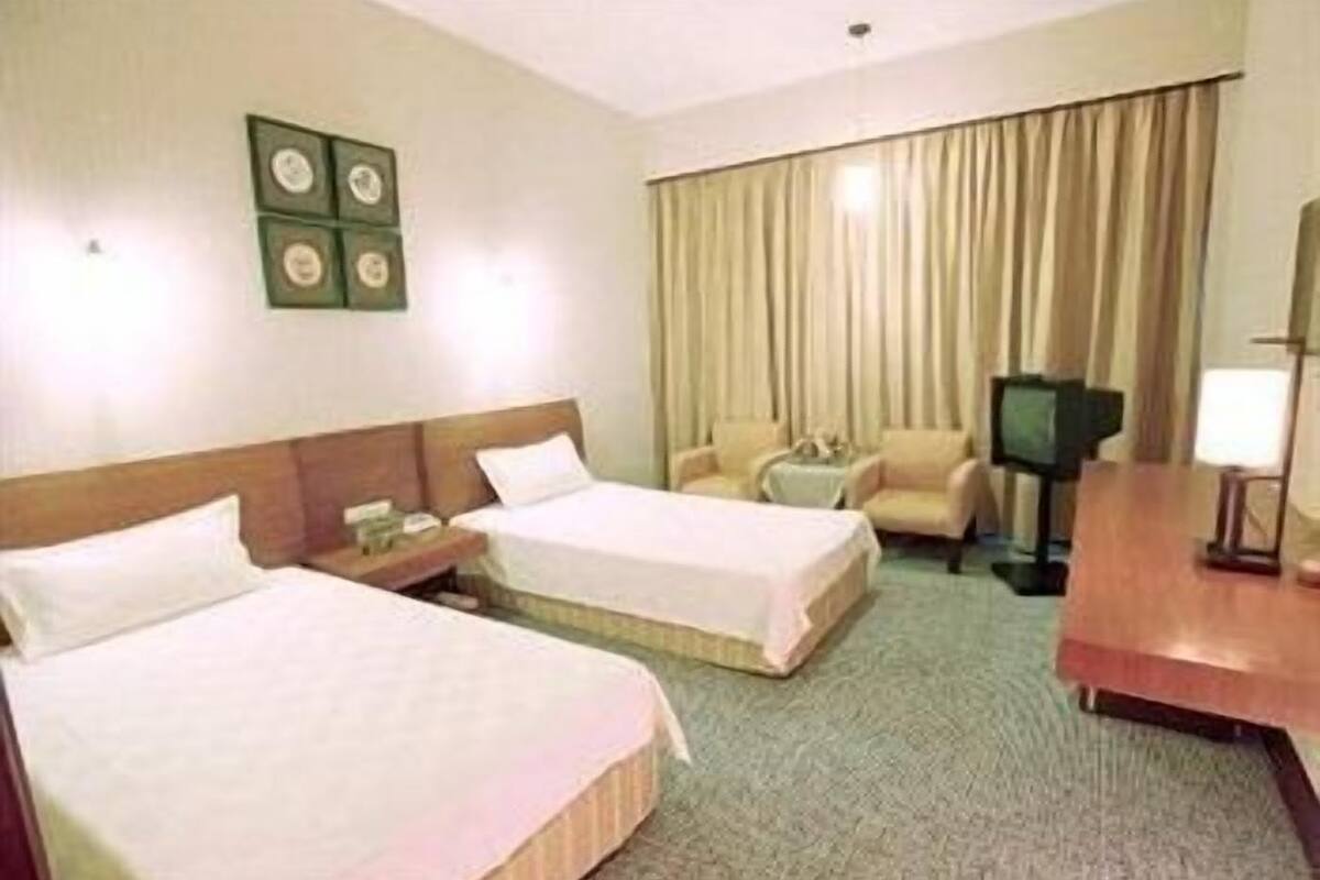 Standard Room | In-room safe, desk