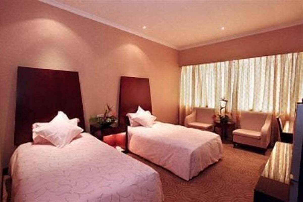 Business Room | In-room safe, desk