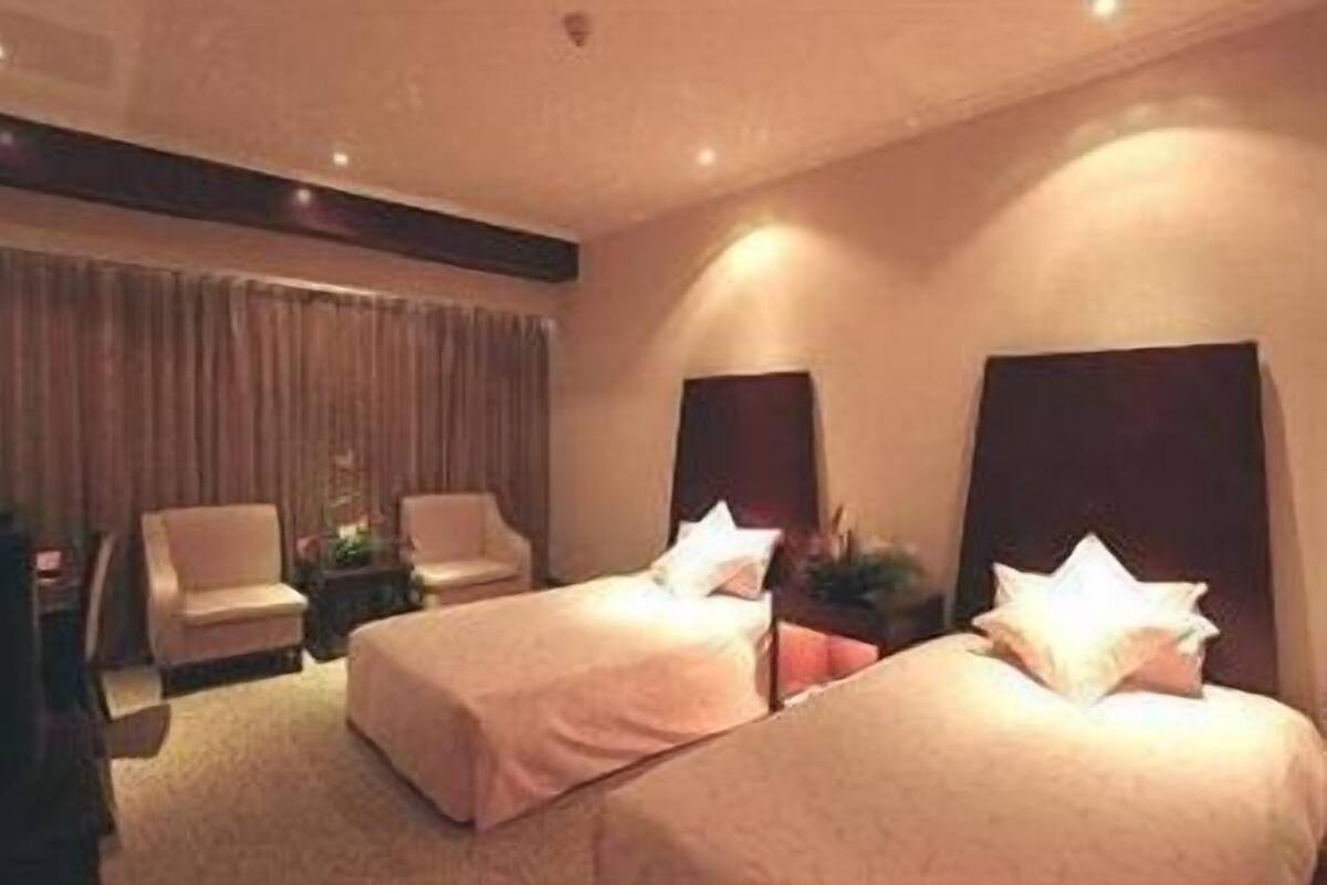 Deluxe Room, 2 Twin Beds | In-room safe, desk