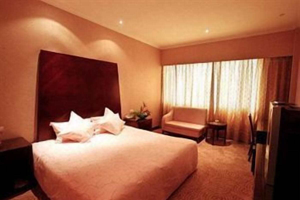 Deluxe Room, 1 King Bed | In-room safe, desk