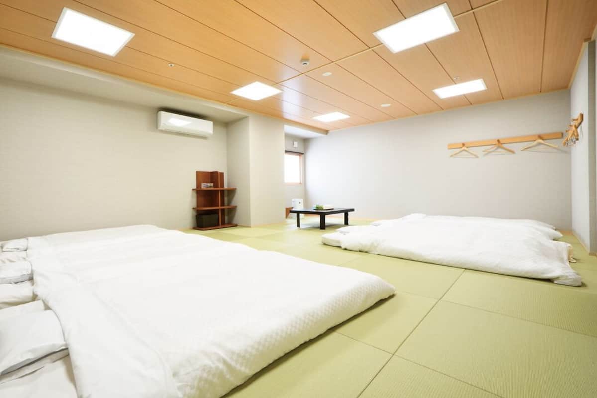 Premium bedding, blackout drapes, WiFi (free), bed sheets