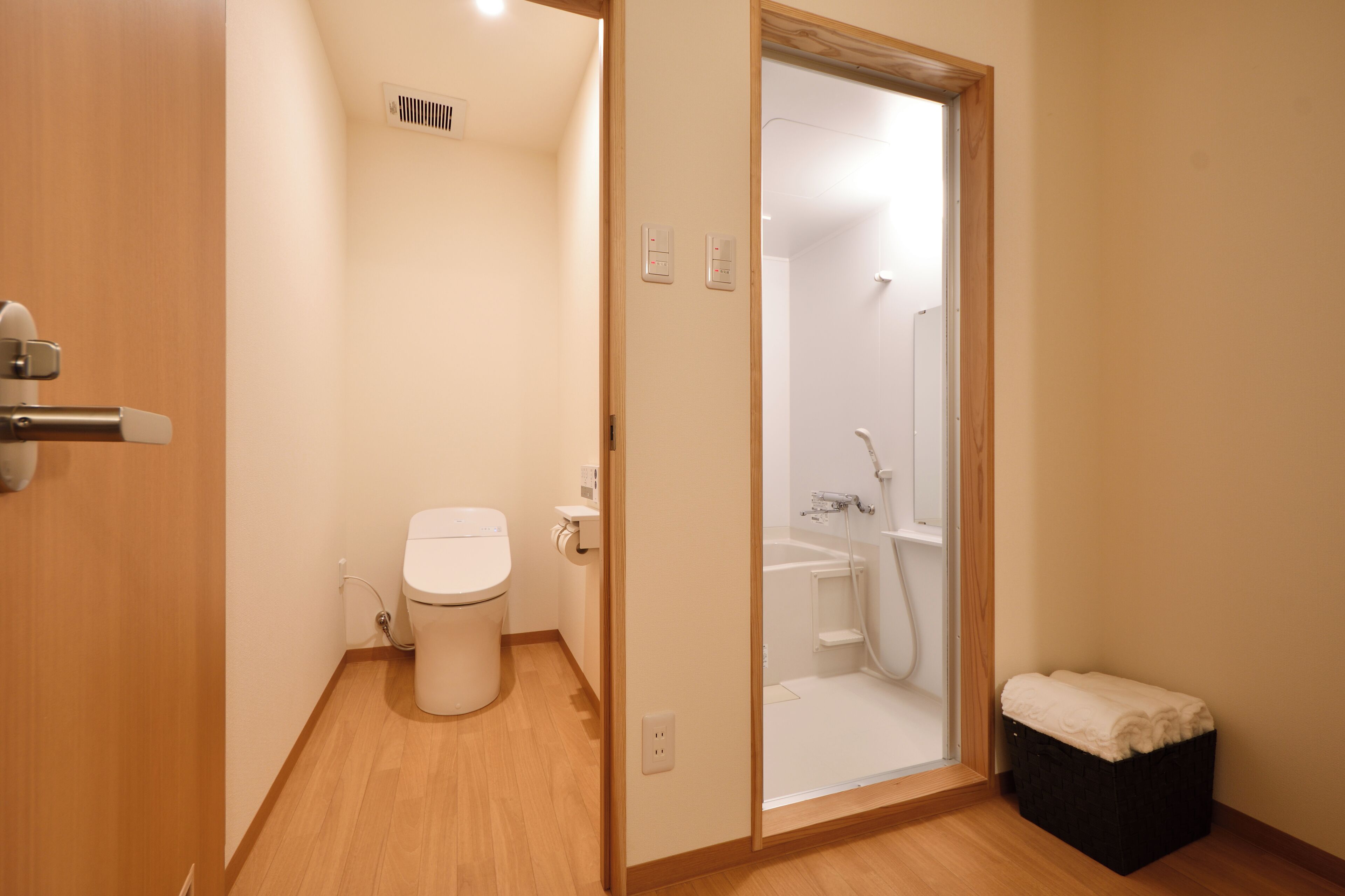 combined shower/bathtub, eco-friendly toiletries, hair dryer, slippers