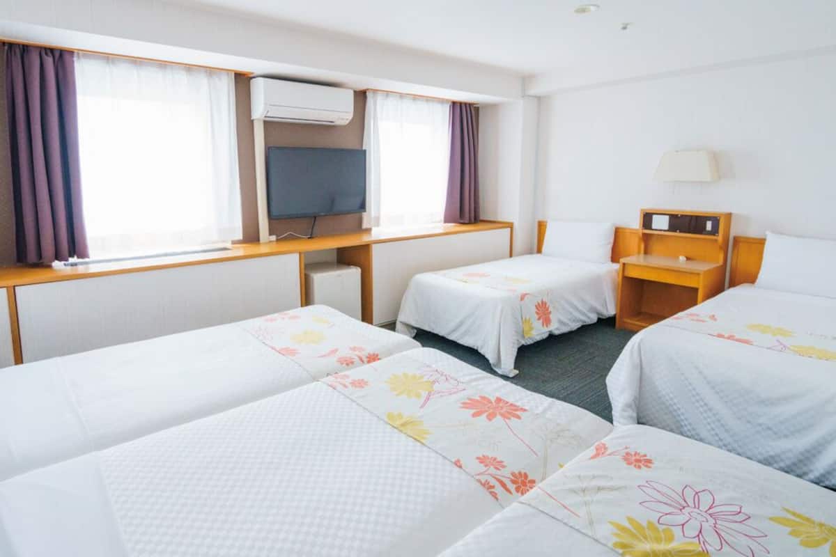 Premium bedding, blackout drapes, WiFi (free), bed sheets