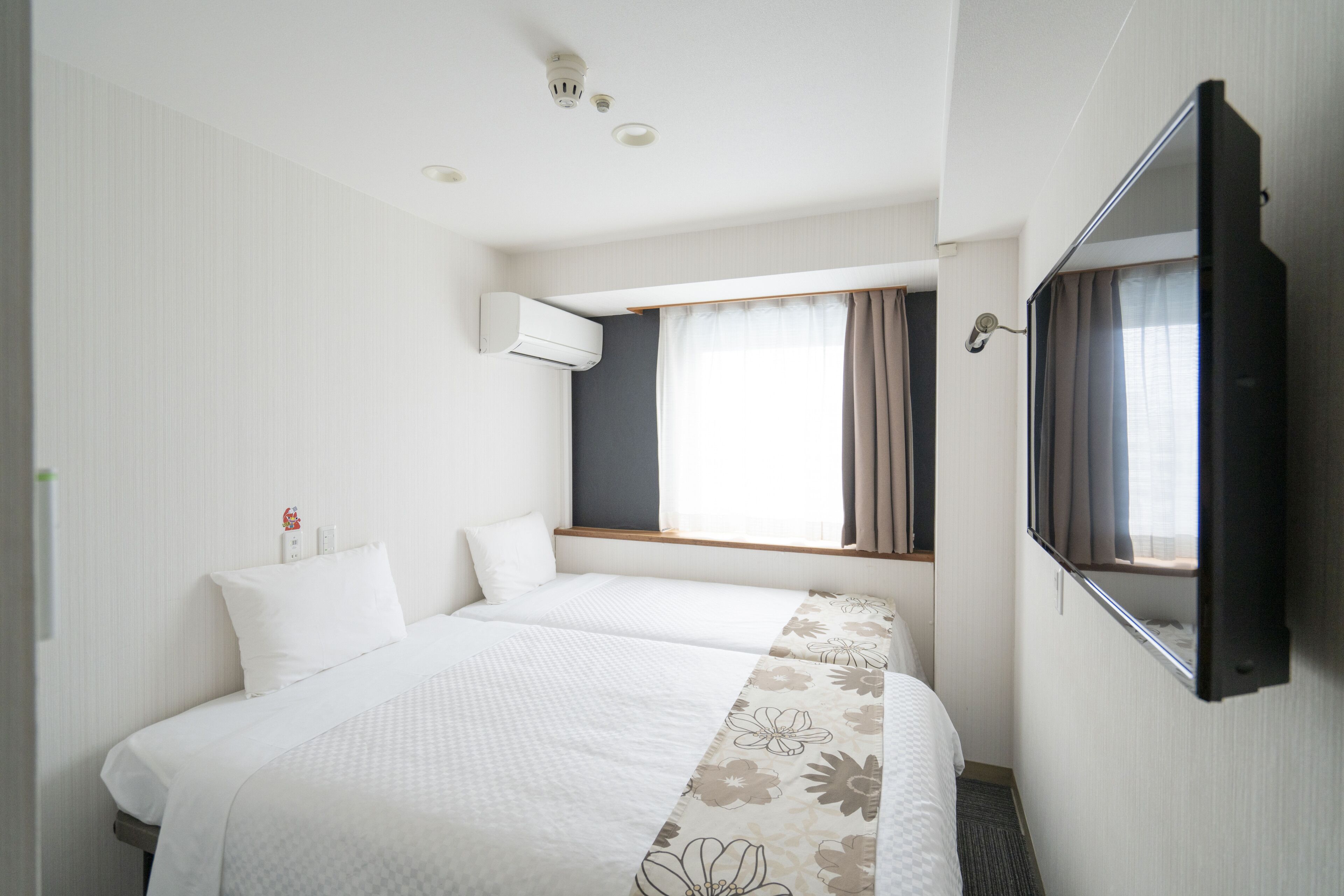 Premium bedding, blackout drapes, free WiFi, bed sheets