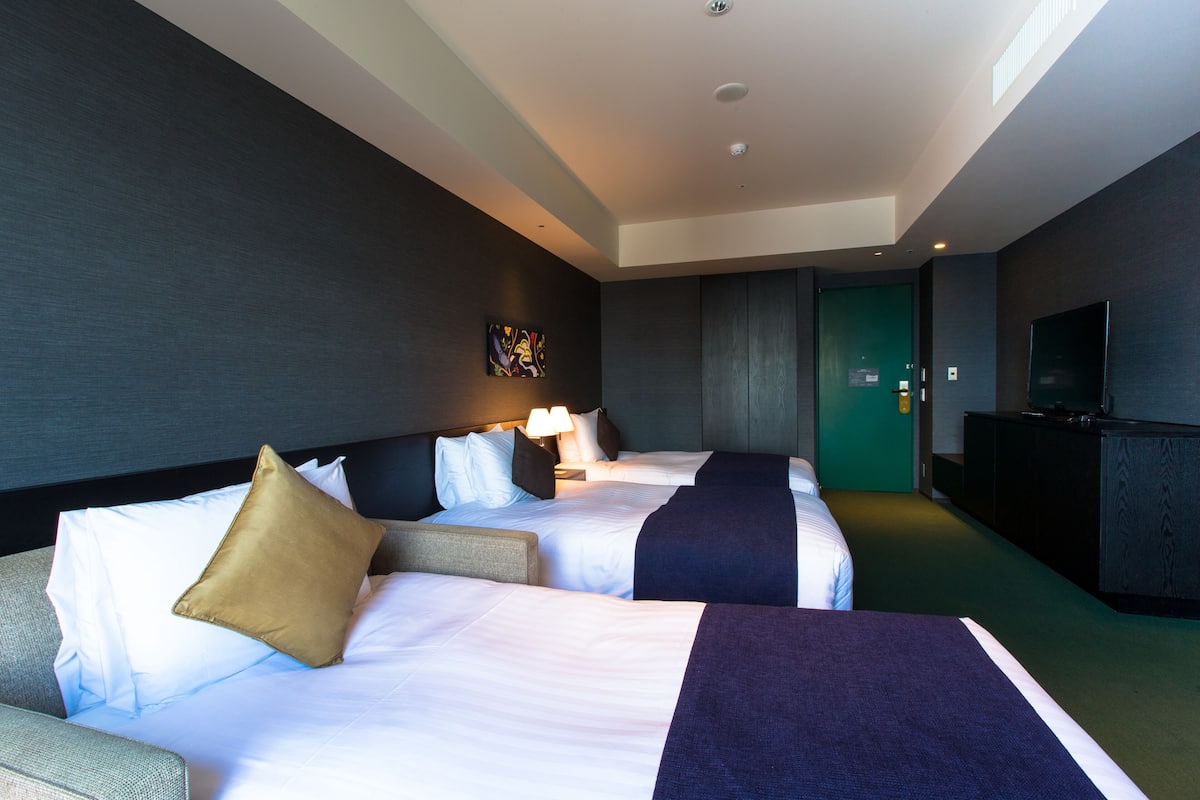 1 bedroom, premium bedding, down comforters, in-room safe