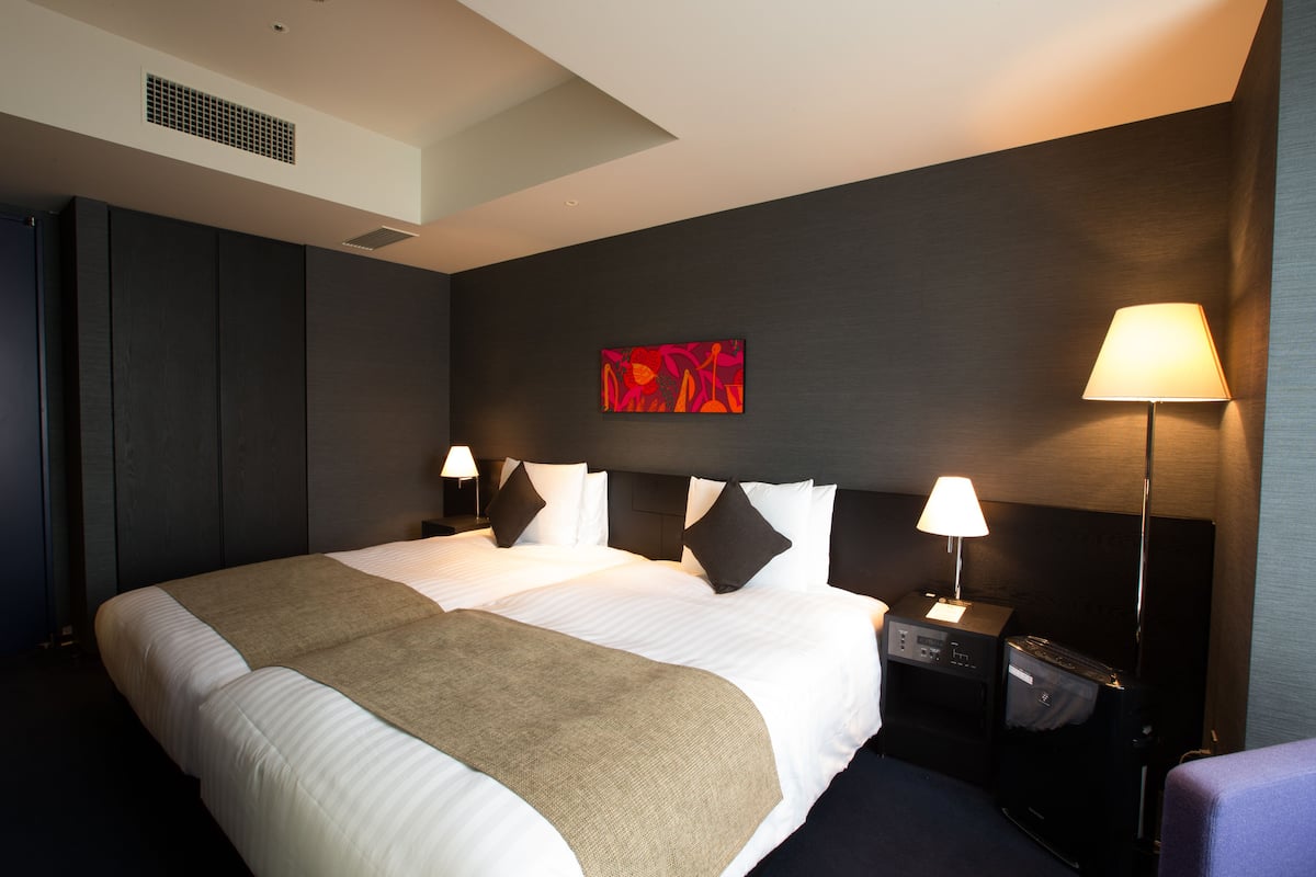 1 bedroom, premium bedding, down comforters, in-room safe