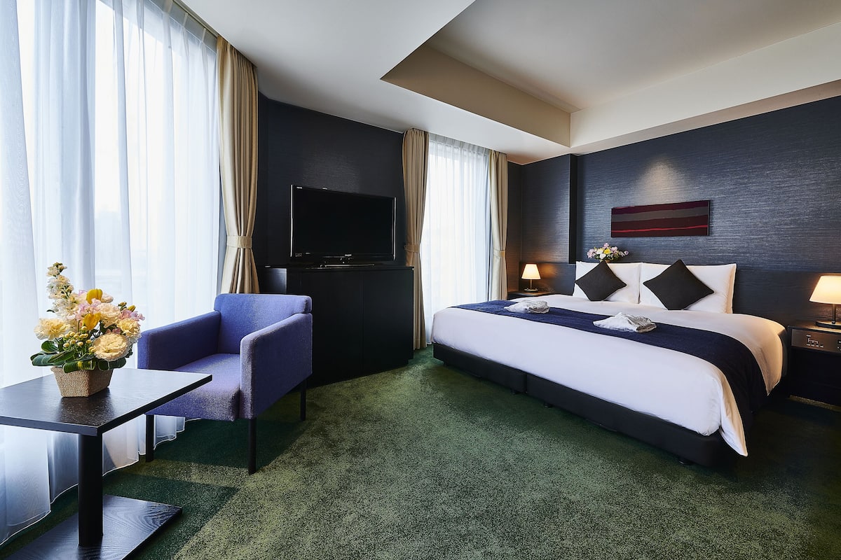 Premium bedding, down duvets, in-room safe, blackout curtains