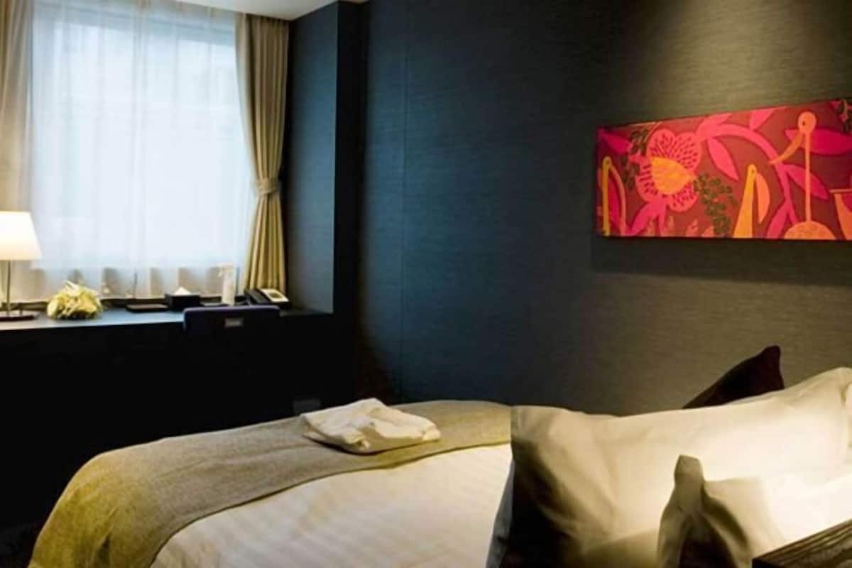 1 bedroom, premium bedding, down comforters, in-room safe