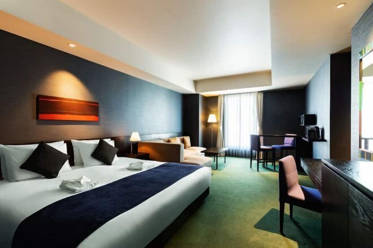 1 bedroom, premium bedding, down comforters, in-room safe