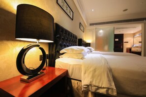 Minibar, caja de seguridad en la habitación y escritorio 