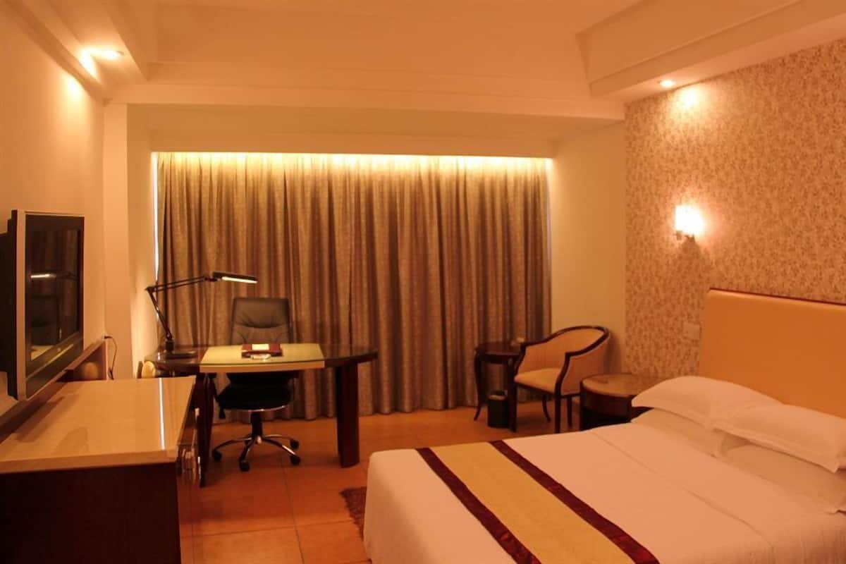 Deluxe Room, 1 King Bed | In-room safe, blackout drapes, soundproofing, free WiFi