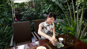 2 restaurantes, se sirven desayunos, comidas, cenas y cocina china