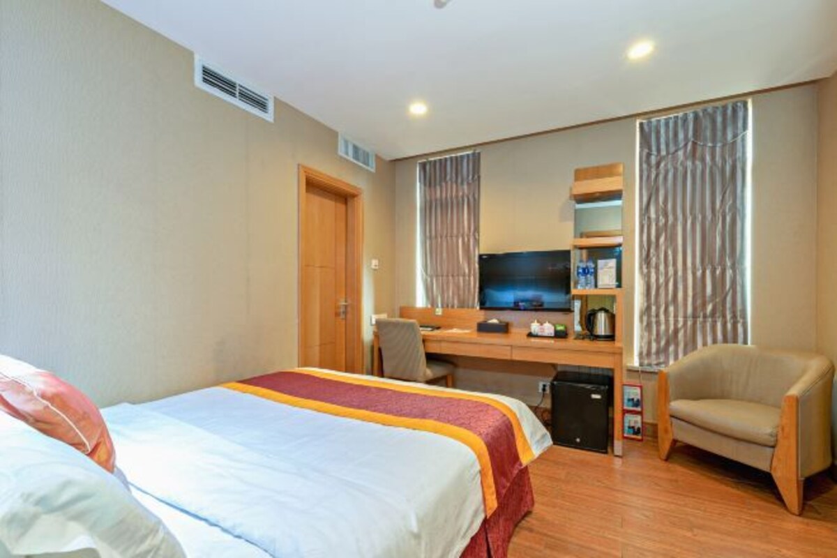 1 habitación, ropa de cama de alta calidad, cubrecamas y minibar 