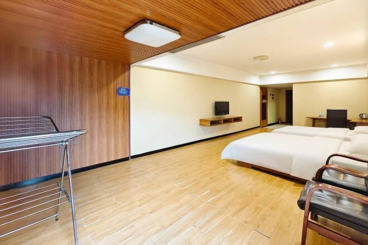 Minibar, Zimmersafe, Schreibtisch, Verdunkelungsvorhänge