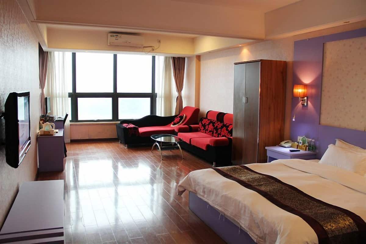 Business Room | Minibar, in-room safe, desk, blackout drapes