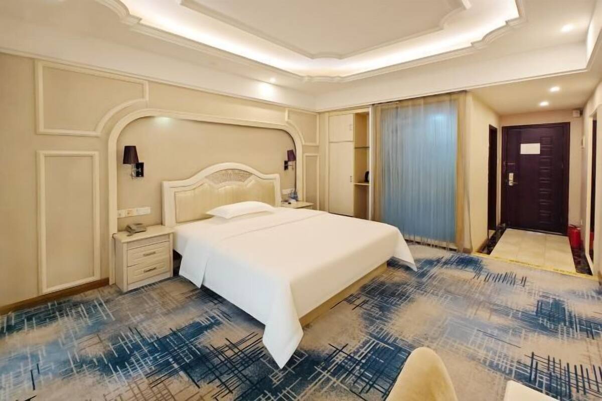 Minibar, Zimmersafe, Schreibtisch, Verdunkelungsvorhänge