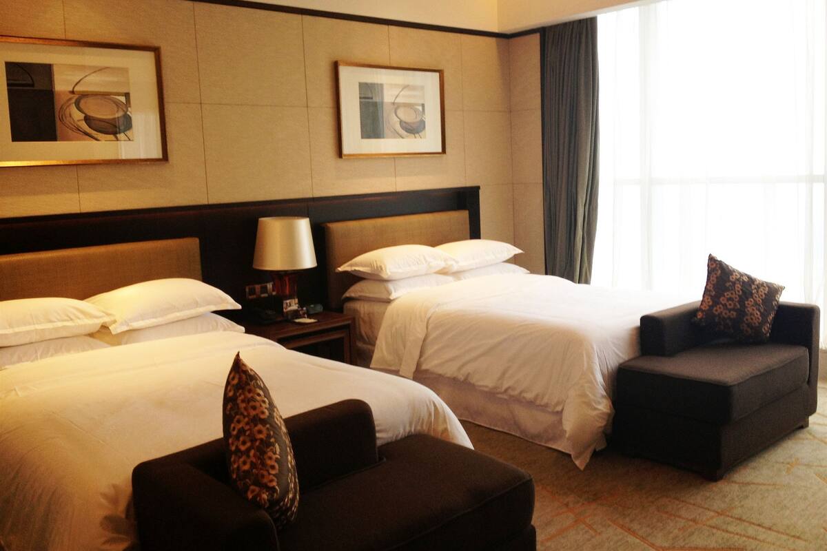 Business View Room | Minibar, in-room safe, desk, blackout drapes