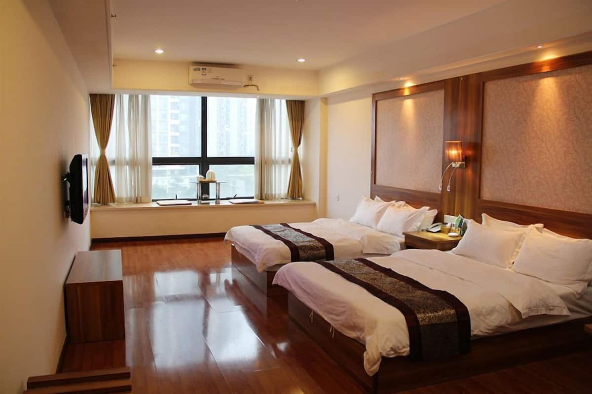 Deluxe Twin Room | Minibar, in-room safe, desk, blackout drapes