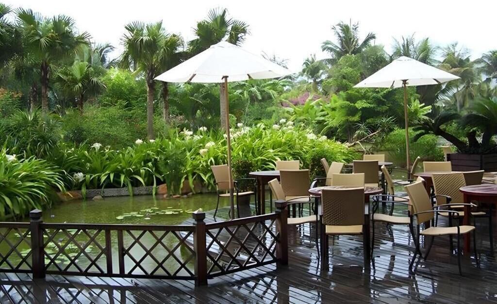 3 restaurants, lunch, dinner served; seafood 