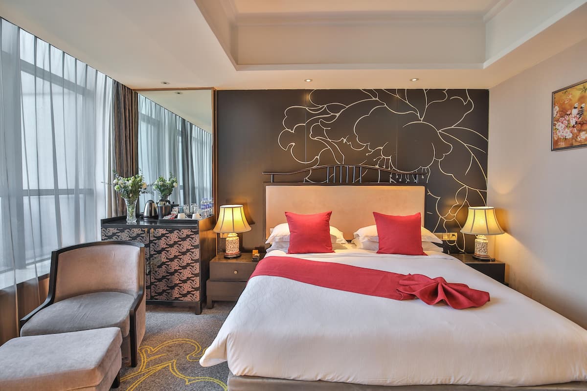 Deluxe Double Room | Minibar, in-room safe, desk, blackout drapes