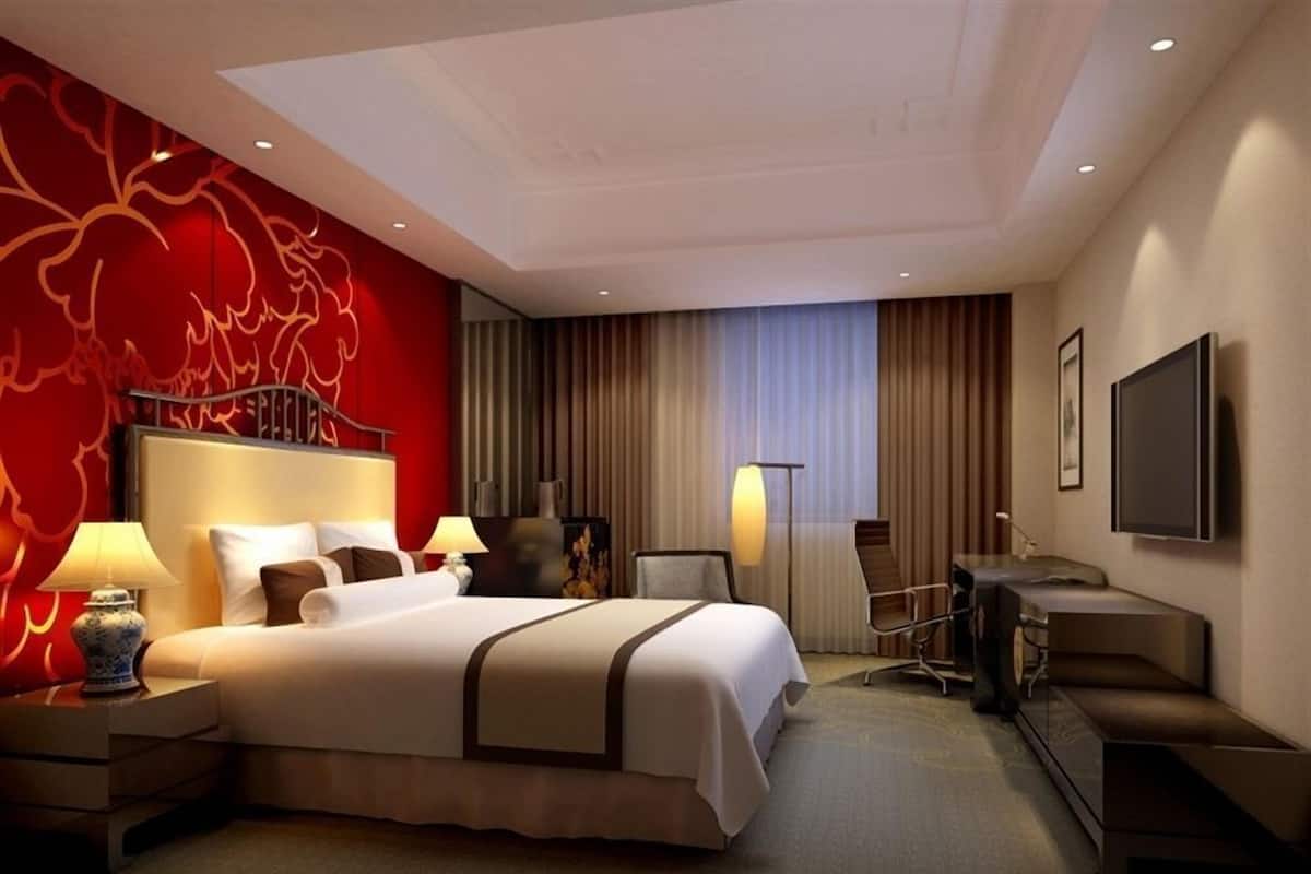 Superior Double Room | Minibar, in-room safe, desk, blackout drapes