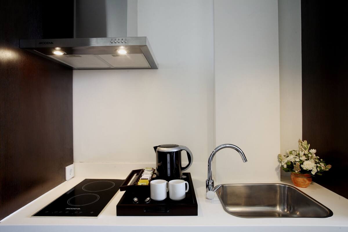 Coffee/tea maker, fridge, electric kettle