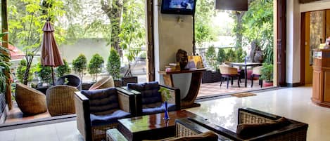 Lobby lounge