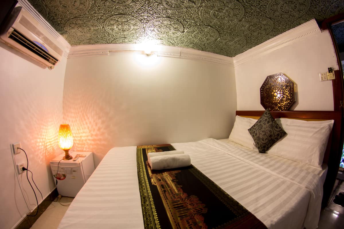 Economy Double Room, 1 Bedroom, Non Smoking, Ground Floor | Minibar, in-room safe, desk, soundproofing