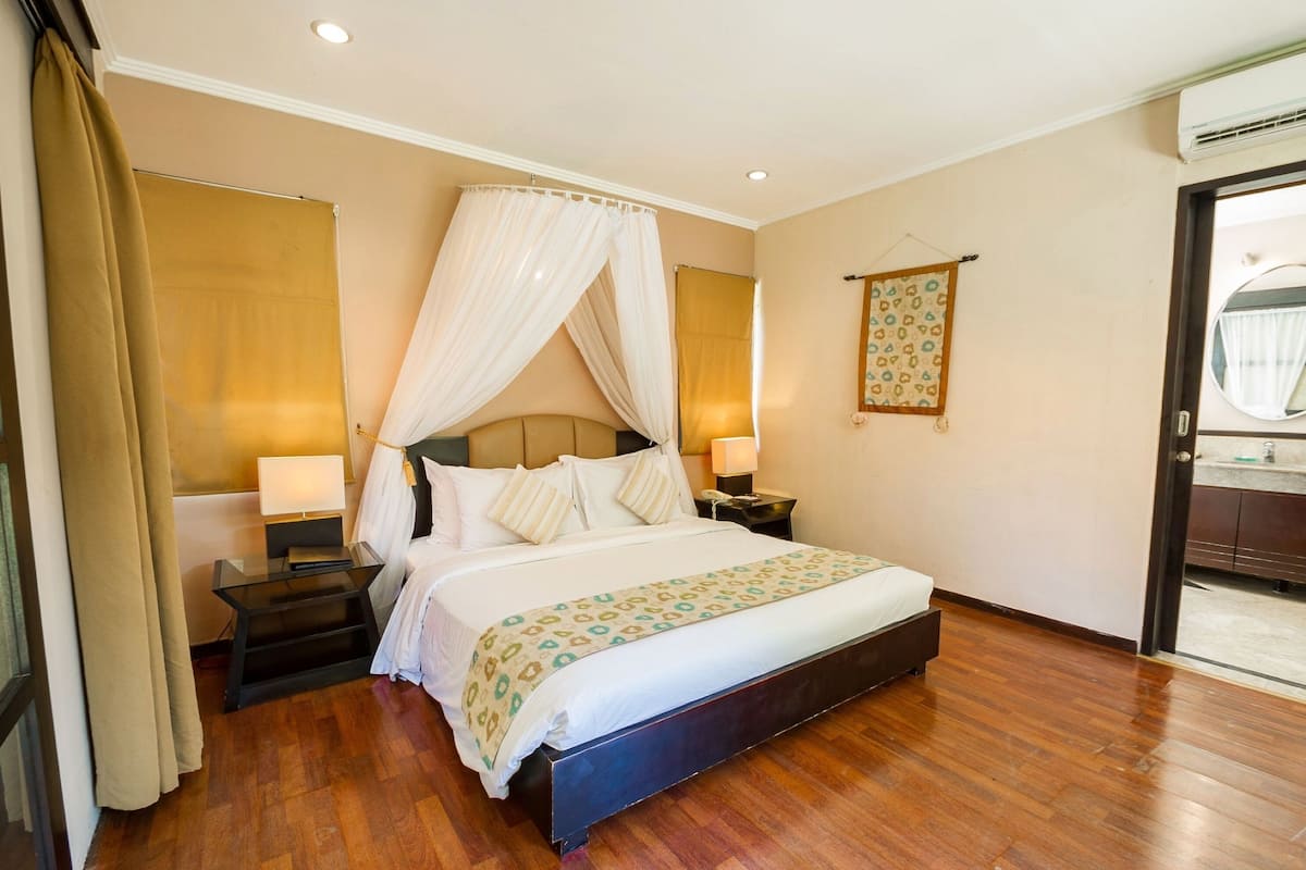 In-room safe, rollaway beds (surcharge), WiFi (free)