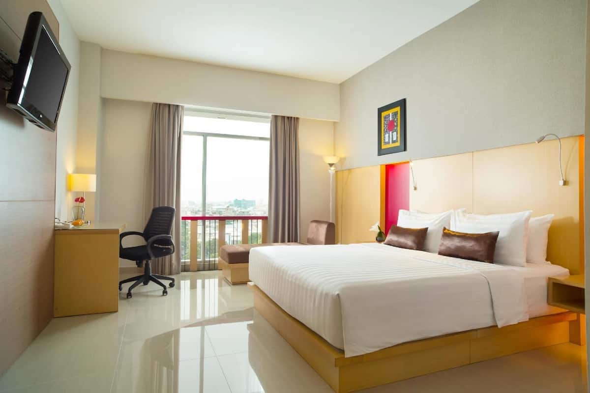 Premium bedding, in-room safe, desk, rollaway beds