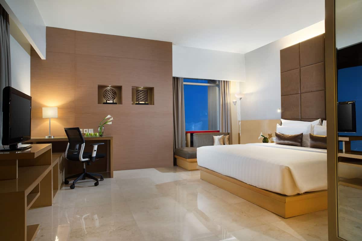 executive suite | premium bedding, in-room safe, desk, rollaway beds